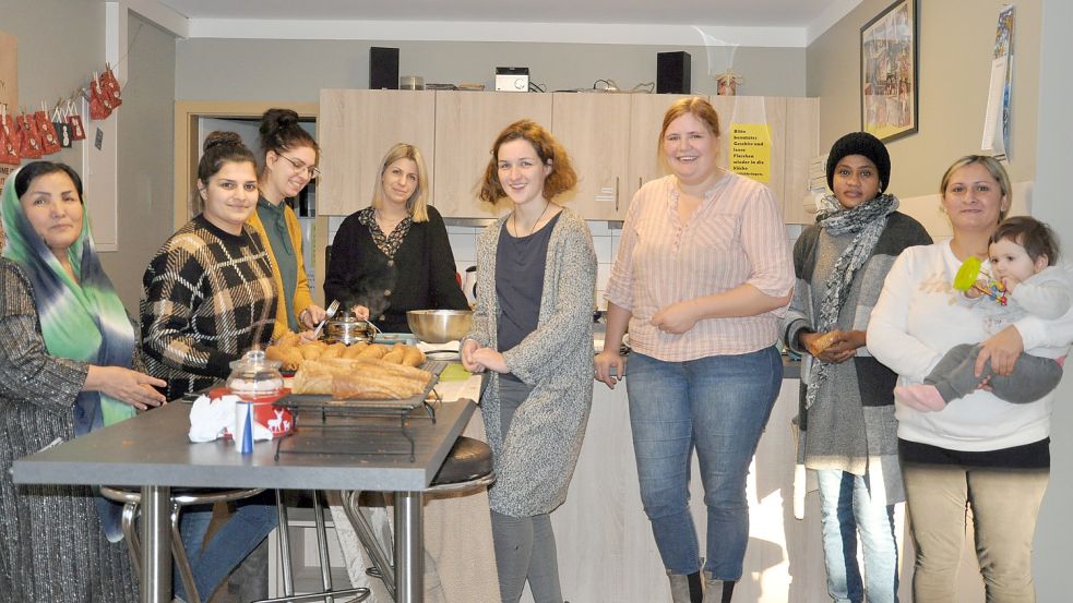 Auch Deutsche Traditionen wie das Backen von Neujahrskuchen stehen auf dem Stundenplan von „Mama lernt Deutsch“: Youf Pari (von links) mit Valentina Kojar, Matascha-Milena Gellings, Sabrina Feldmann, Merle-Sophie Asche, Maya Schoon, Ragaa Awod Alla und Yariva Bilal mit Heva. Foto: Ullrich