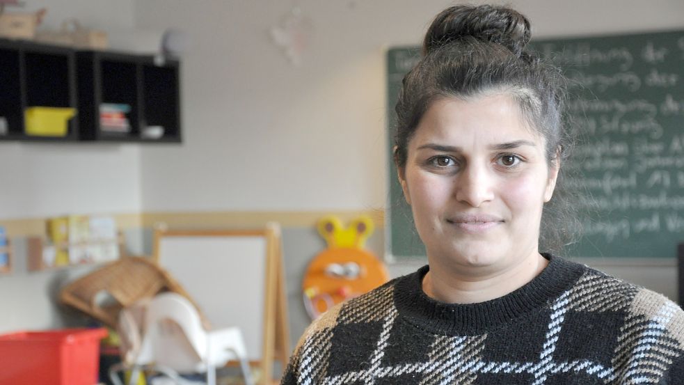 Valentina Kojar sprach bei ihrer Ankunft in Friedeburg vor achteinhalb Jahren kein Wort Deutsch. Heute hilft sie anderen Frauen, die wichtigsten Grundlagen zu erlernen, damit diese sich verständigen können. Foto: Ullrich