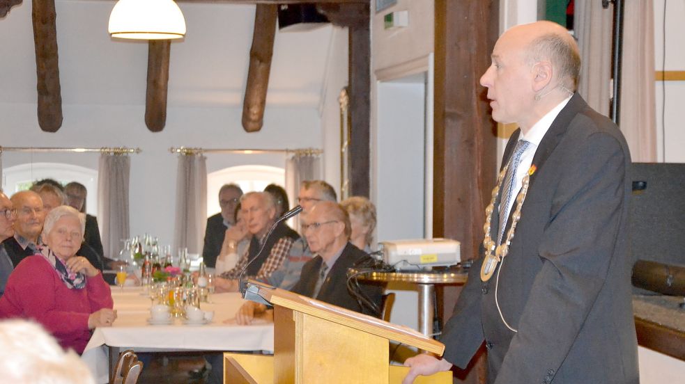 Bürgermeister Erwin Adams hält vor seinen Gästen zum Neujahrsempfang in Großefehn eine Rede. Foto: Franziska Otto