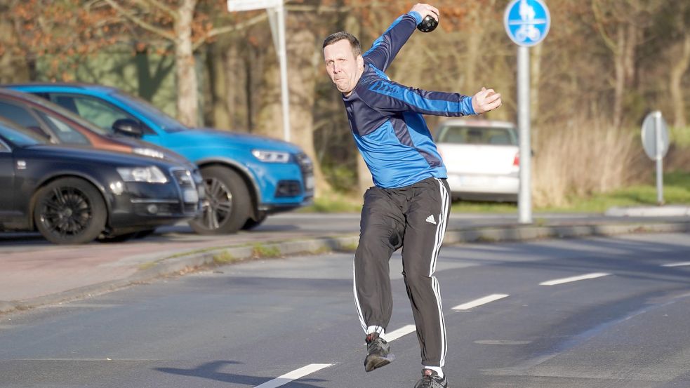 Mathias Cremer bleibt mit Pfalzdorf an der Tabellenspitze der Boßel-Landesliga.Foto: Helmut Vortanz