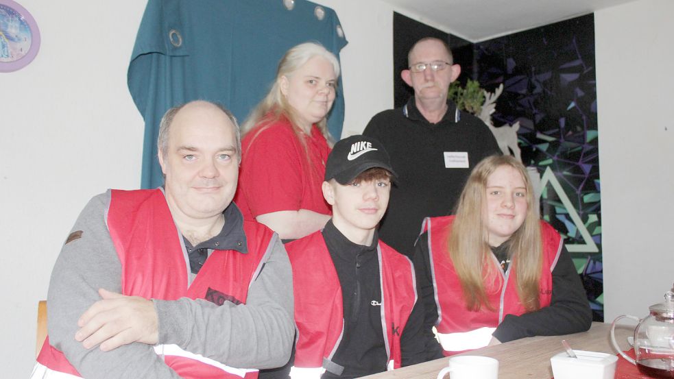 Torsten Tamminga (von links), Claudia, Hilko, Konke und Anna-Lena Dirks sind zusammen mit Kevin und Lisa-Marie Dirks (nicht auf dem Foto) der Kern der Helferfreunde Ostfriesland.