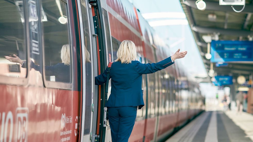 Vorsicht bei der Abfahrt: Die Zugbegleiter in den Regionalzügen heißen bei der Deutschen Bahn „Kundenbetreuer im Nahverkehr“. Foto: Deutsche Bahn AG