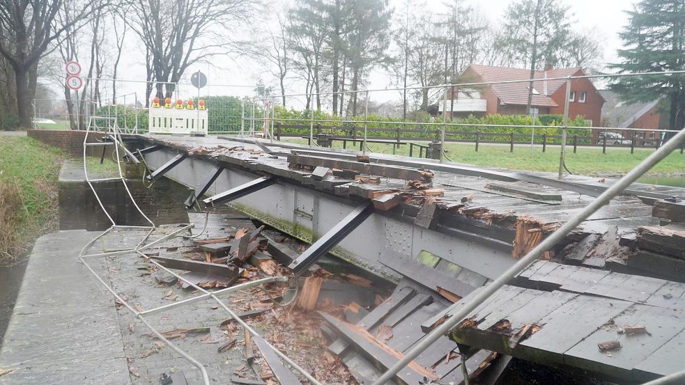 Verbogener Stahl und gebrochenes Holz: Die historische Brücke über den Coevorden-Piccardie-Kanal bleibt nach einem Unfall gesperrt. Foto: Hendrik Hille