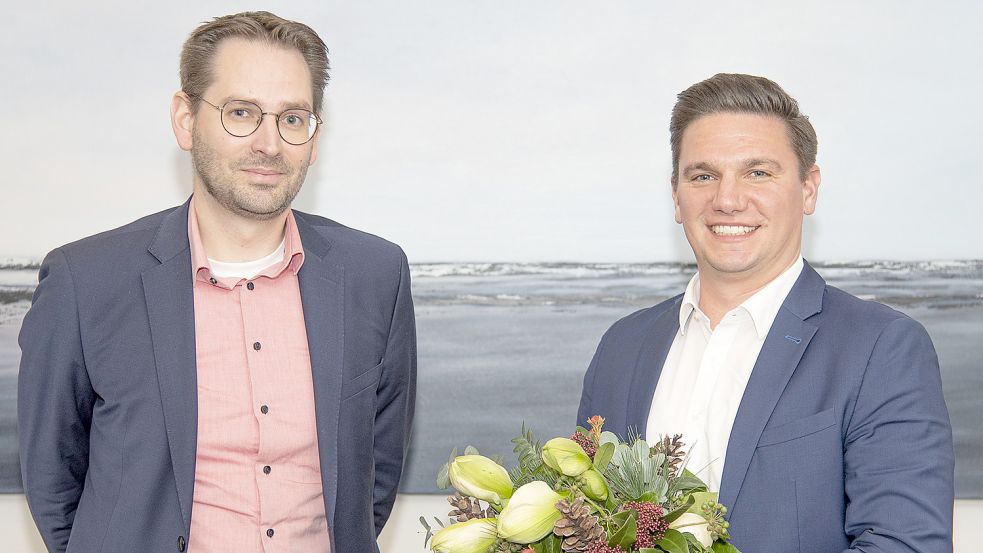 Blumen zum Einstand: Jelto Müller (rechts) mit dem zuständigen Kreisrat Sebastian Smolinski. Foto: Landkreis Aurich