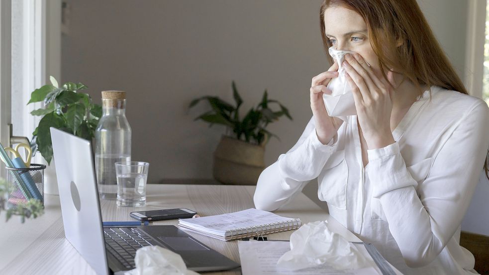 Im Rahmen einer Studie der Techniker Krankenkasse gaben 46 Prozent der Befragten an, trotz Krankheit im Homeoffice zu arbeiten Foto: IMAGO IMAGES/Westend61