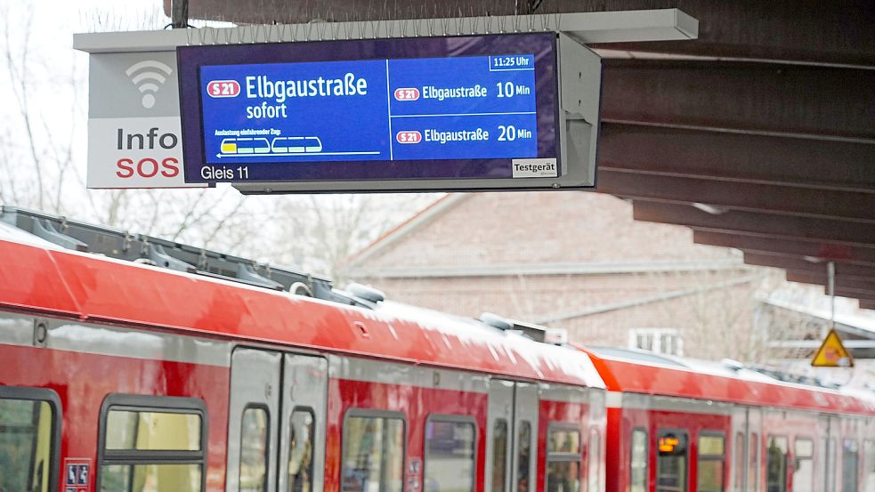 Premiere am Berliner Tor: Volle Waggons werden auf der neuen Anzeige rot angezeigt, gelb steht für eine mittlere Auslastung und grün zeigt an, dass noch reichlich Platz ist. Foto: Deutsche Bahn