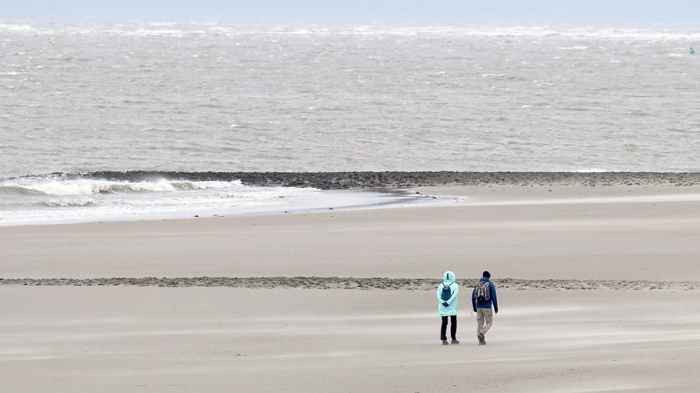 Am Norderneyer Strand wurde vergangene Woche Mittwoch eine leblose Person gefunden. Foto: Volker Bartels/dpa