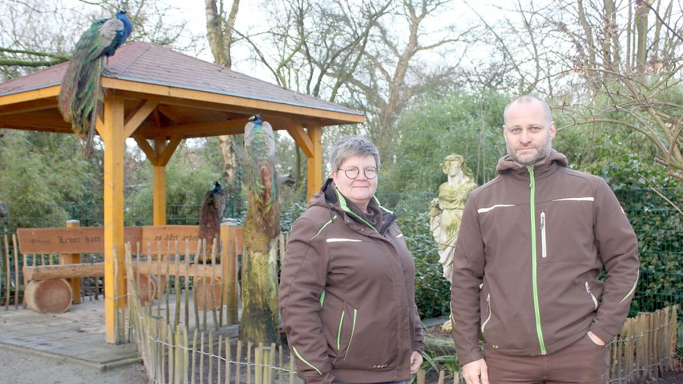 Birgit Philipps und Enrico Schulz zusammen mit den Wappentieren des Tiergartens, den Pfauen. Foto: Karin Böhmer