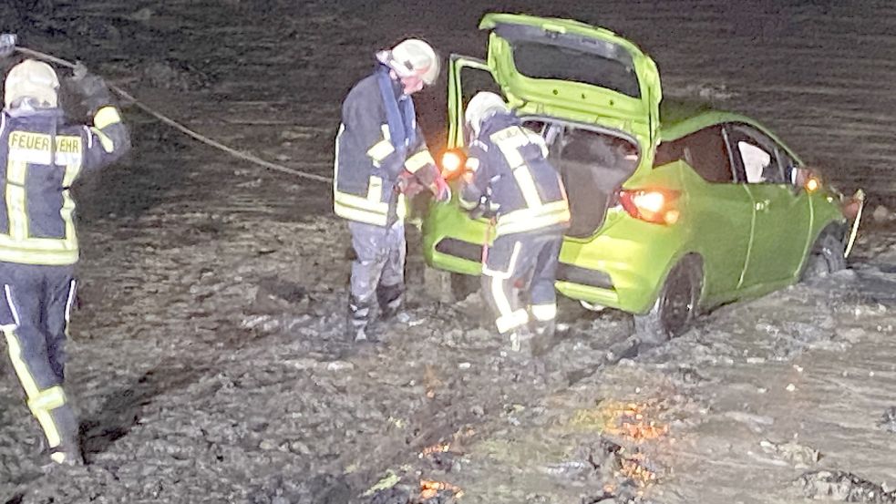 Feuerwehrleute bargen das Fahrzeug aus dem Watt. Foto: Thorsten Siebels/Feuerwehr Dornum