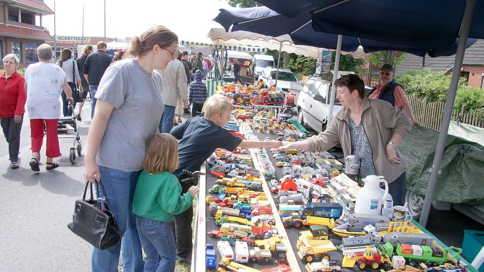 Ein Bild aus früheren Jahren: Ein Flohmarkt gehörte zum Ekelser Straßenfest dazu. Nun könnte es zum Gemeindejubiläum ein neues Fest geben. Foto: Holger Janssen