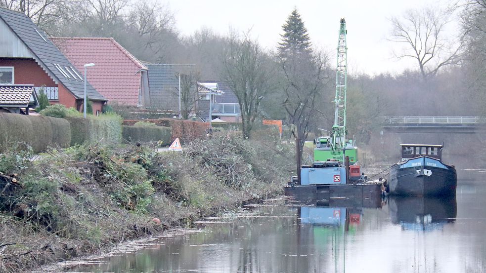 Kahl ist die Kanalböschung in Höhe des Treidelweges in den letzten Tagen geworden. Foto: Heino Hermanns