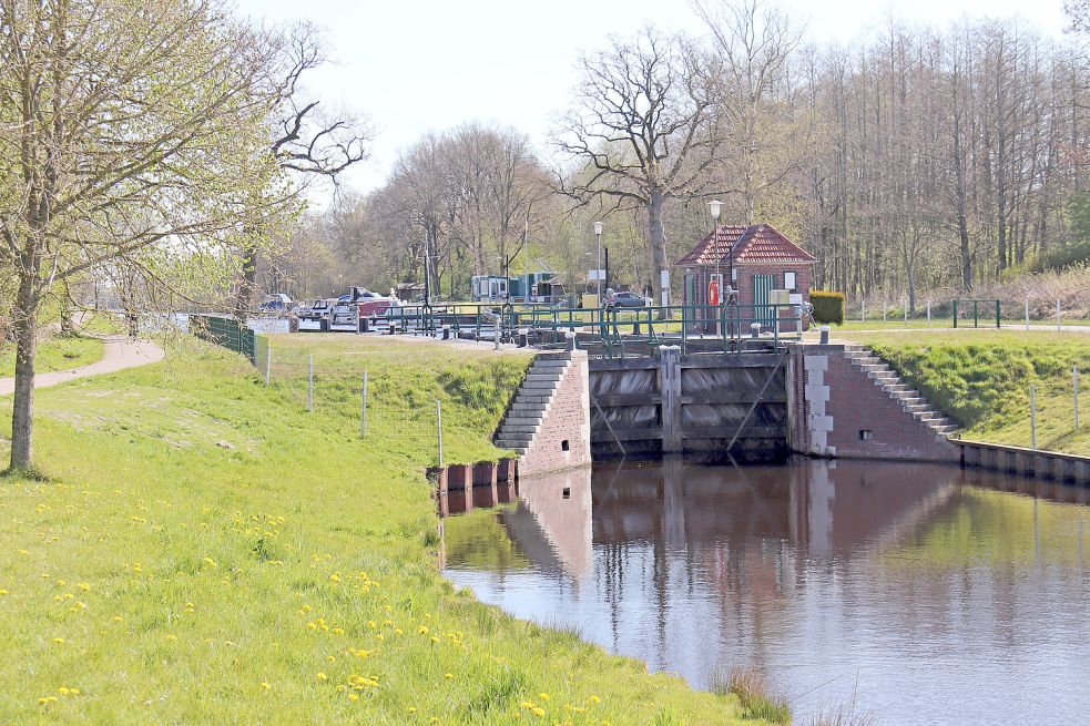 Zwischen Emden und Wilhelmshaven müssen die Bootjefahrer sechs Schleusen wie diese in Wiesens passieren. Fotos: Heino Hermanns