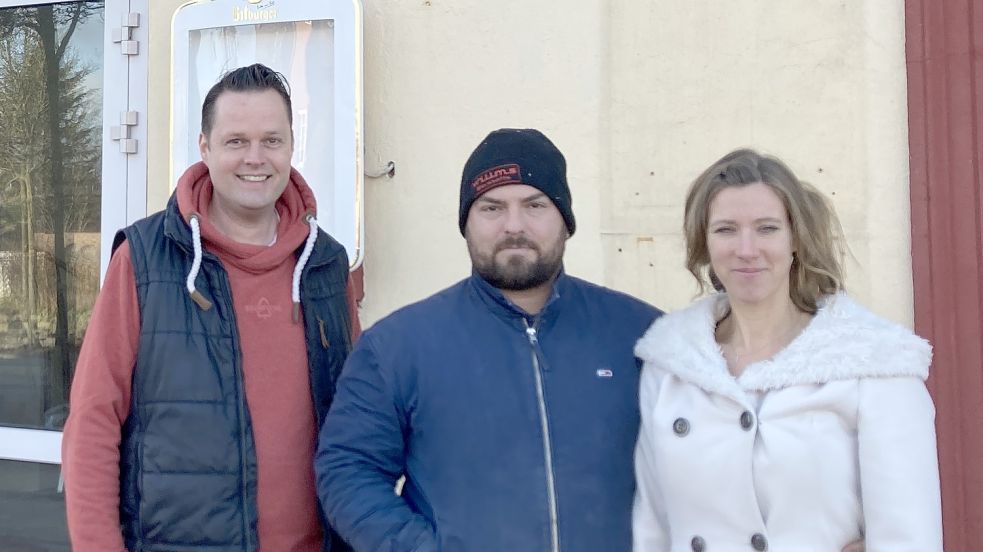 Der neue Küchenchef Stephan Kern (von links) und Inhaber Lennard Panknin mit seiner Frau Katja vor dem neuen Lokal in Norddeich. Foto: Rebecca Kresse