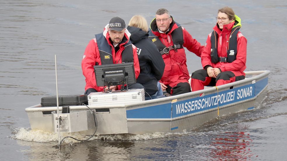 Das Sonarboot der Wasserschutzpolizei im Einsatz auf dem Ems-Jade-Kanal. Foto: Heino Hermanns