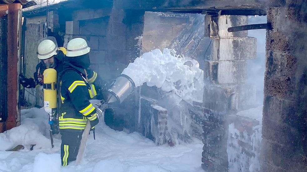 Die Feuerwehr setzte große Mengen Schaum ein, um das Feuer zu löschen. Foto: Holger Janssen