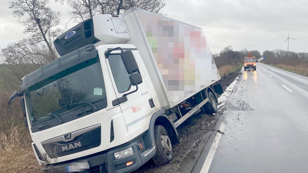 Der LKW wühlte 40 Meter Berme auf. Foto: Aiko Recke