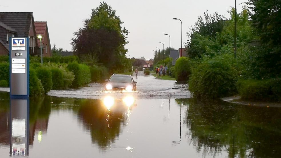 Unter Wasser stand im September 2021 nach heftigem Regen der Kirchenweg in Moordorf. Im vergangenen Jahr wurde dort die Oberflächenentwässerung teilsaniert. Weitere Maßnahmen sollen folgen. Foto: Karin Böhmer