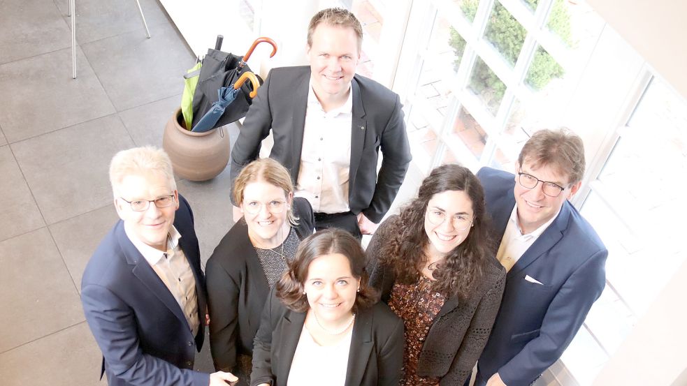 Mario Baumert (von links),Lena Schoone, André Kasten, Janina Golz, Jessica Stock und Johann Kramer bilden das Vorstandsteam der RVB Aurich. Foto: Heino Hermanns