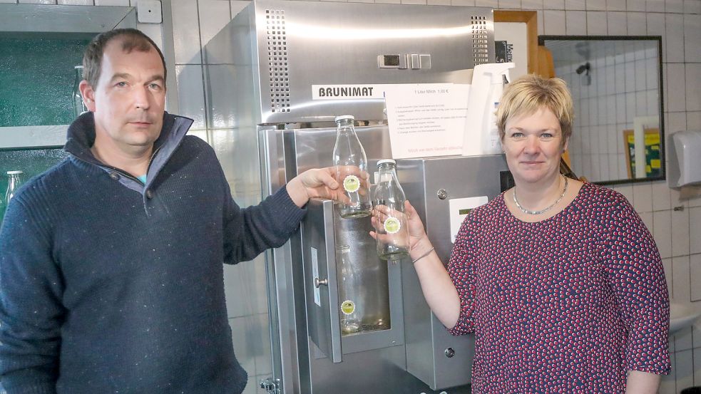 Jörg und Kerstin Kulke vor ihrer Milchtankstelle, die seit dem 1. Januar außer Betrieb ist. Foto: Romuald Banik