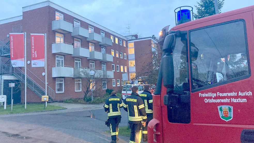 Polizei und Feuerwehr suchen in Aurich nach einer Seniorin. Foto: Aiko Recke