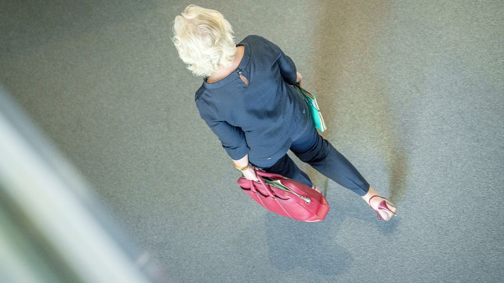 Verteidigungsministerin Christine Lambrecht verlässt den Plenarsaal im Bundestag. Aktuell gibt es Berichte über einen bevorstehenden Rücktritt der SPD-Politikerin. Foto: Michael Kappeler/dpa