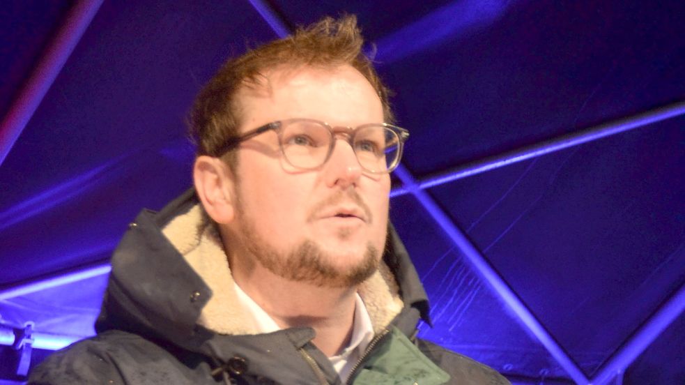 Oberbürgermeister Tim Kruithoff blieb auf der Bühne auf dem Emder Rathausplatz zumindest halbwegs trocken. Foto: Aiko Recke