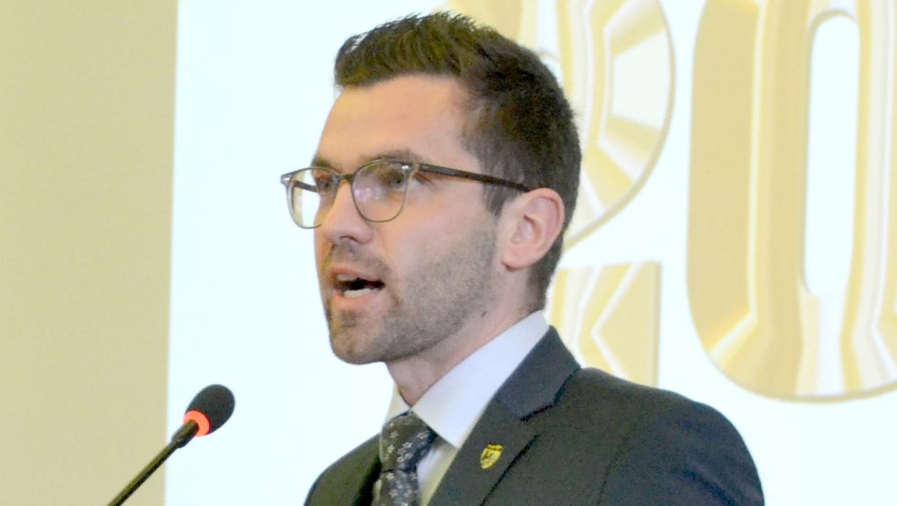 Der 2021 gewählte Bürgermeister Sven Lübbers gab in einer knapp einstündigen Rede Rück- und Ausblick. Foto: Aiko Recke
