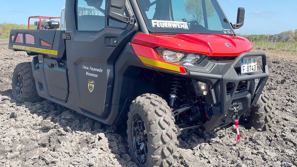Feuerwehrleute brachten den Notarzt mit einem hochgeländegängigen Fahrzeug zur Unfallstelle. Symbolfoto: Feuerwehr Wiesmoor