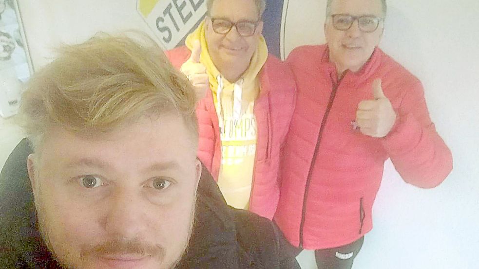 OHV-Teammanager Ewald Meyer (Mitte) freut sich, dass im Heimspiel des Drittligateams am Sonntag gegen den HSV Hannover die Internet-Stars Wilke Zierden (vorne) und Udo Tesch mit von der Partie sind. Foto: privat