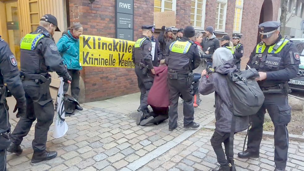 Die Polizei beendete die Aktion am späten Nachmittag. Foto: JOTO