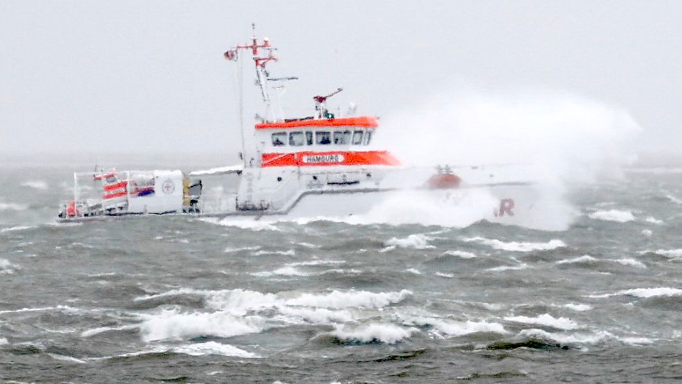 Der Seenotrettungskreuzer Hamburg im Sturmeinsatz vor Borkum. Foto: DGzRS