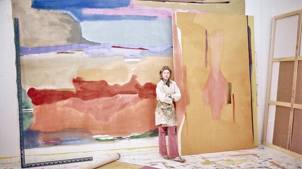 Helen Frankenthaler im Atelier 1974 FotoAlexander Libermann J. Paul Getty Trust,Getty Research Institute Foto: Helen Frankenthaler_Atelier_1974_FotoAlexander Libermann_J. Paul Getty Trust,Getty Research Institute