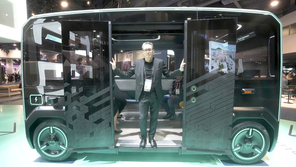 Weltpremiere: Holon-Geschäftsführer Marco Kollmeier vor wenigen Tagen im Prototyp des selbstfahrenden Kleinbusses bei der Technikmesse CES in Las Vegas. Foto: AP