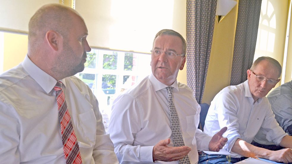 Im August 2019 besuchte Boris Pistorius die Gemeinde Hinte, hier mit dem damaligen Bürgermeister Manfred Eertmoed (links) und dem damaligen Auricher Landrat Harm-Uwe Weber. Foto: Aiko Recke