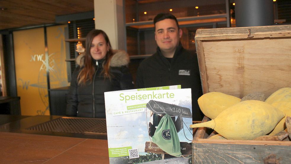 David Zirnsack und Restaurantleiterin Yvonne Gückel leiteten zuletzt das Café Extrablatt in Neustadt an der Weinstraße. Nun freuen sie sich auf den Neustart in Aurich. Foto: Karin Böhmer