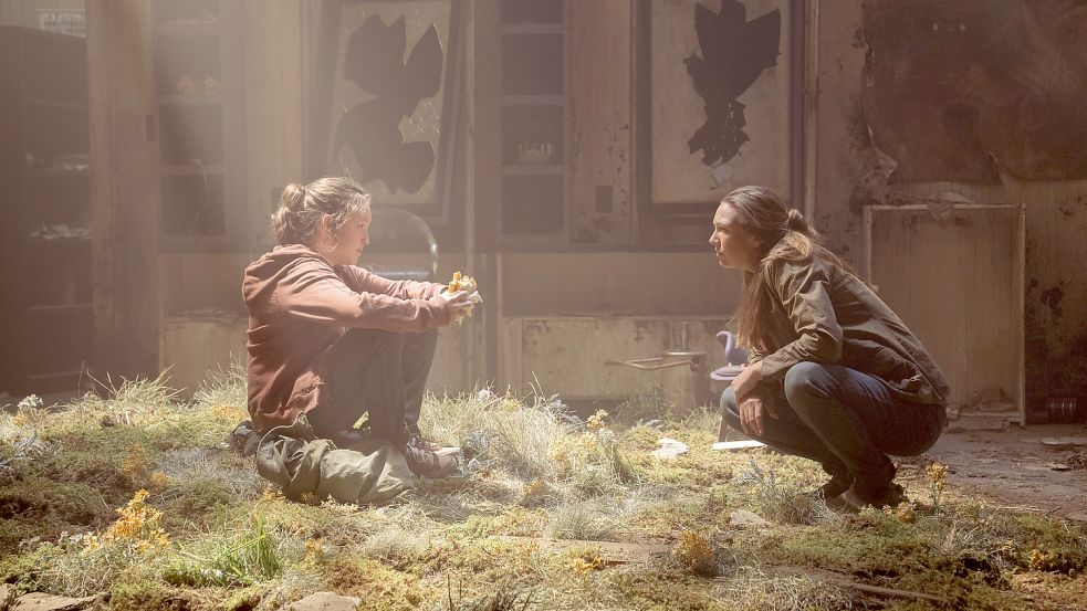 In der dystopischen Welt von „The Last of Us“ ist Ellie (Bella Ramsey, links) offenbar der Schlüssel für ein Ende der Zombie-Verwüstung. Hier spricht sie gerade mit Tess (Anna Torv), die ebenfalls eine wichtige Rolle in der Serie spielt. Foto: HBO