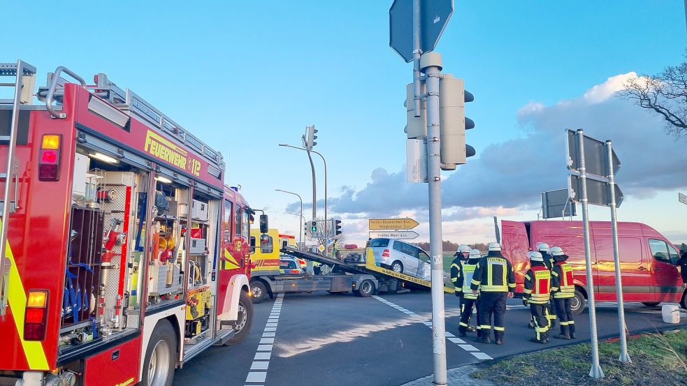 Einer der Unfallwagen wird auf einen Abschleppwagen gehoben. Foto: Ina Dirksen/Feuerwehr Uthwerdum