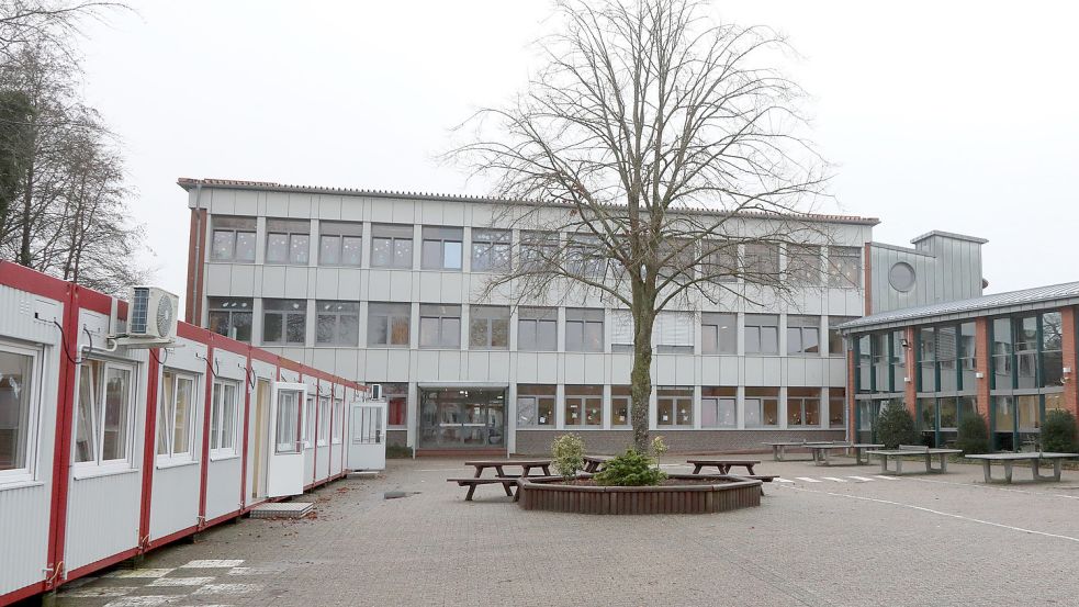 In Containern müssen teilweise die Schüler der KGS Großefehn untergebracht werden, bis der Anbau steht. Foto: Romuald Banik