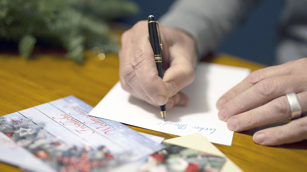 Ein Arzt in England wollte eigentlich Weihnachtsgrüße verschicken - stattdessen machte er seinen Patienten Angst. Foto: imago images/photothek