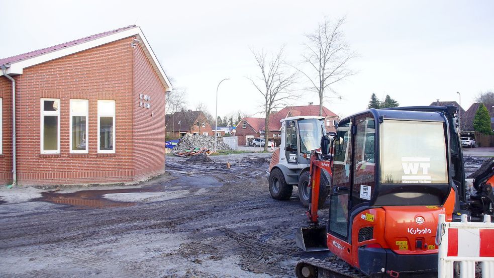 Der ehemalige Schulhof ist nach wie vor eine Baustelle. Foto: Holger Janssen