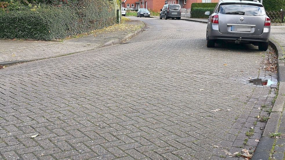 Die Fahrbahn der Andreaestraße hat Versackungen und soll erneuert werden. Zusammen mit dem Hammerkeweg und der Lambertistraße steht sie in der Erneuerungsliste der Stadtverwaltung. Foto: Karin Böhmer