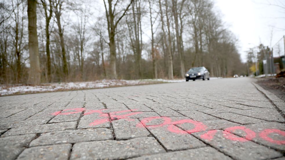 Rote Markierungen zeugten im April 2022 von den Vorarbeiten für die Neupflasterung der Sandhorster Allee. Der Stadtrat entschied sich für eine oberflächliche Sanierung der vielgenutzten Straße. Bei einer Erneuerung hätten die Anwohner zahlen müssen. Foto: Romuald Banik