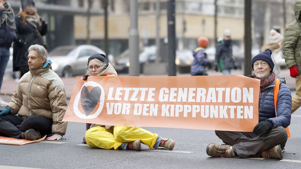 Regelmäßig kleben sich Klimaaktivisten auf Straßen und blockieren so die Fahrbahn. Mehr als 98.000 Euro gab die Gruppe für Kleber und andere Materialien aus. Foto: imago images/Future image