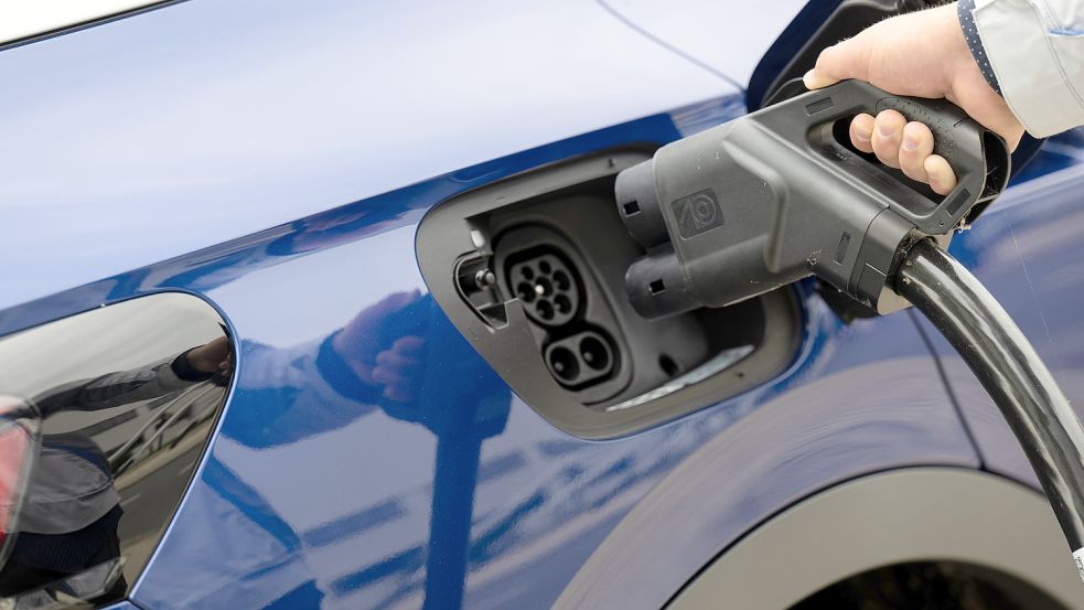 Elektroautos, hier ein VW ID 4, werden langsam aber sicher beliebter. Foto: DPA