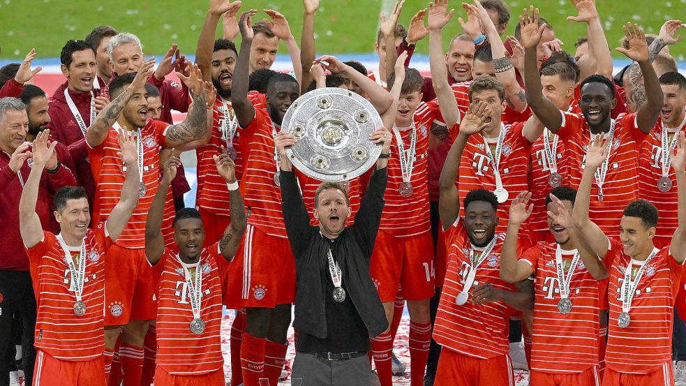 Der FC Bayern München feiert den Gewinn der Meisterschaft: Wird es dieses Bild 2023 zum elften Mal in Folge geben? Foto: picture alliance/dpa/Sven Hoppe