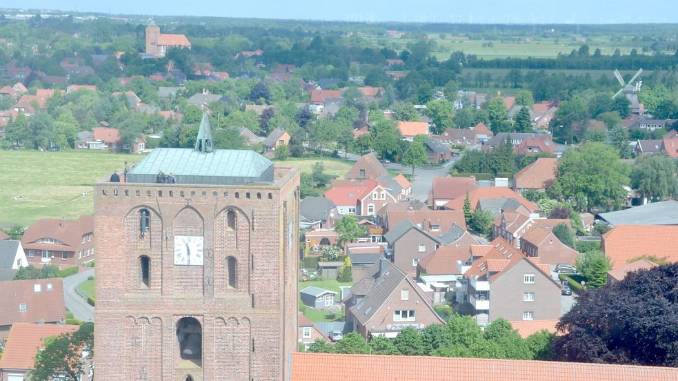 Für die Kirchen in Marienhafe und Osteel (im Hintergrund) werden neue Pastorinnen oder Pastoren gesucht. Foto: Thomas Dirks