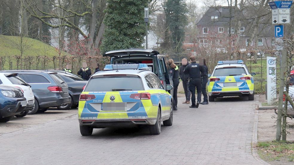 Die Polizei sah sich am Freitag das beschädigte Auto auf dem Friedhofsparkplatz an. Foto: Heino Hermanns