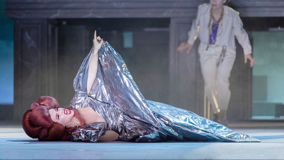 Bösartig, aber manchmal auch sehr lustig: Marysol Schalit als Vitellia in Mozarts „Titus“ am Theater Osnabrück. Foto: Stephan Glagla