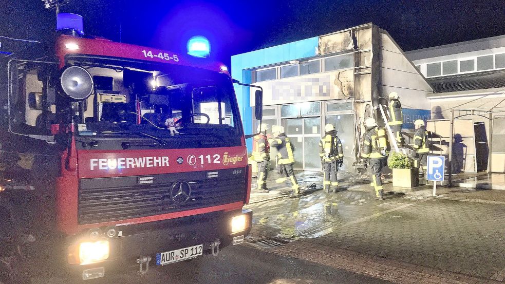 Dass Feuer beschränkte sich erfreulicherweise auf die Fassade des Betriebes. Foto: Feuerwehr/Patrik Kowalzik