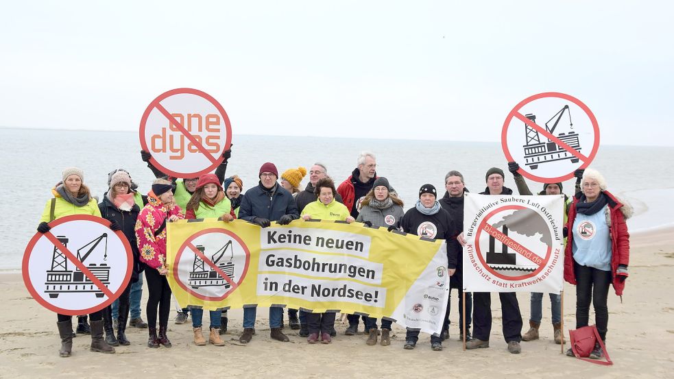 Die Protestler haben auf Borkum mit Bannern die geplante Erdgasbohrung kritisiert. Foto: DUH